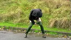 تشغيل افتضاحي بريطاني يستمني في الهواء الطلق مع لعبة الجنس