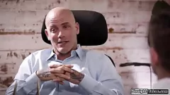 Afspelen Stiefvader dwingt stiefzoon om zijn brunette assistent te neuken terwijl hij toekijkt en zich aftrekt