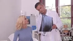 تشغيل A Muist يطلق النار على الكلبة عندما يمارس الجنس معها ويحصل عليها بعمق في المؤخرة