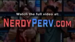 Jouer L'innocente dilettante di Leeds Maeve viene ingannata e succhia il cazzo di un nerd in questo selvaggio pompino britannico