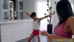 Odtwórz Krągła mamuśka z dużymi cyckami i wygoloną cipką ujeżdża małego faceta w legginsach do jogi przed seksem misjonarskim