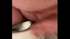 تشغيل شاهد الإذلال المطلق عندما يتحلل هذا الخنزير السمين السمين في مرحاض قذر، وهو يتحدب ويصرخ مثل خنزير إباحي حقيقي في مجموعة JustAFilthyCunt هذه