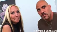 Redare Urmărește-o pe soția mea cum domină un alt bărbat în această scenă de muie fetiș de încornorat