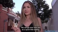 Reproducir Nena rubia europea tirada dando una mamada alucinante y follando en público POV