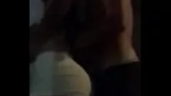 Jouer Une ado noire épaisse se soumet à une séance de pipe et de branlette espagnole intense