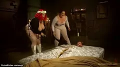 Oynat Kıvrımlı Femdom April Flores ve Mimosa Kaba Strapon Eylemiyle İtaatkar Bir Köleye Hakim Oluyor