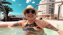 Redare Uită-te la o scurtă privire a fundului masiv și a sânilor uriași a noii mele prietene blonde în această acțiune fierbinte de cățelușă de casă!