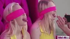 تشغيل السحاقيات ينزلن على الفتيات