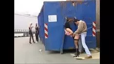 تشغيل مارس الجنس في الجزء الخلفي من مبنى صغير