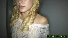 Reproduzir Maquiagem loira Ela espalha sua maquiagem de tantos boquetes