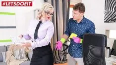 Jouer Une prof blonde et une pute baise des lycéens