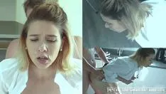 تشغيل كس تحب أن يمارس الجنس على كرسي المطبخ