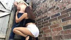 تشغيل في زاوية الشارع ، تقوم الفتاة بلمسه حتى لا يراها أحد