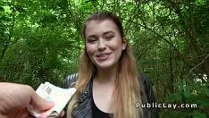 Reproducir La hija del dueño es perseguida por un millonario que le paga para que se la folle en el bosque