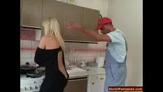 Reproduzir A loira Milf fica animada ao cumprimentar o encanador