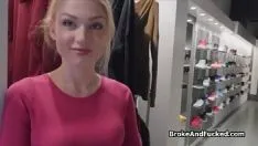 Afspelen Pornografische telefoon vast neukt met een kledingverkoop
