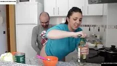 تشغيل يمارس الجنس مع ألينا إريميا هي تطبخ وصديقها الملاعين لها