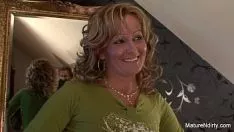 Jouer Une blonde mature se fait sodomiser avec un pull noir