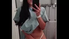 Reproducir Se frota el coño desnudo en una habitación de hospital
