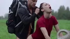 Ripara la sua macchina e poi se la scopa dietro quando la capra è seduta