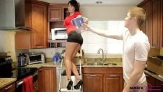 Jouer Porno avec une milf brune avide de sexe