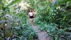 Reproduzir Ele a leva para a floresta e a fode na buceta