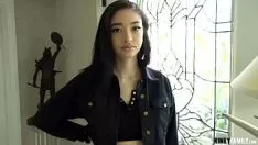 Jouer Elle veut toujours être en pleine forme alors elle met l'énorme bite dans sa chatte et son frère la voit et va coucher avec sa sœur