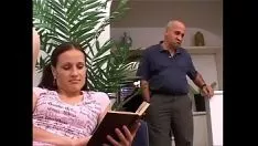 Reproduzir Ele tira o pau e fode ela com força