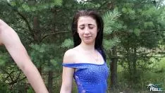 Afspelen Seks in het bos met brunettes die weten hoe ze een lul in hun mond moeten stoppen