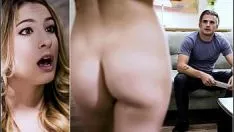 Reproduzir A mulher de óculos chupa o pau direitinho e quer fazer a amiga sentir pelo menos o prazer