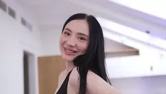 Jouer Il savoure chaque seconde qu'il passe avec cette grande brune aux seins