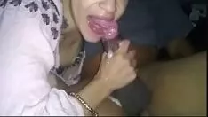 Afspelen Super sexy met zeer lange gele nagels, deze gekleurde teef zuigt pik
