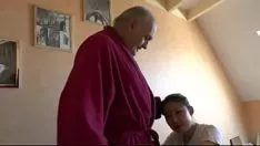 تشغيل يحمل شعرها ورأسها بينما يمارس الجنس مع هذه المرأة الشابة اللطيفة في فمها
