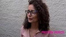 تشغيل عاهرة ذات شعر مربوط وهي شديدة المقاومة للإجهاد الجسدي