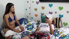 Afspelen Latina stiefzus kan geen genoeg krijgen van de dikke lul van broer