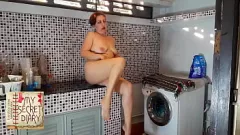 Afspelen Nudistenkappersfantasie: ronde huisvrouw stript klanten in schort - compilatie