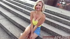 Afspelen hangend aan de metro blondine met gebroken poesje vraagt ​​om grote lul