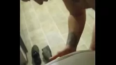 Afspelen Twee vrienden gangbangen een rijpe babe: lul, pijpbeurt, trio