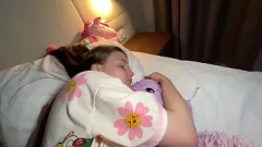 Afspelen Rondborstige stiefzus hard geneukt door Vincent Vega met een creampie
