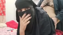 لا تستطيع زوجة الأب الباكستانية سوبيا ناصر في الملابس التقليدية أن تقاوم ديك ربيبها
