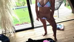 Reproduzir Madrasta fumegante em calcinha sexy pisca seu enorme saque