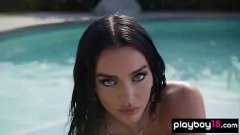 Jouer Bruna sensuale Kaitlynn Anderson mette in mostra le sue generose curve vicino alla piscina