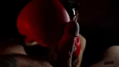 Senhora domina com luvas de boxe e boquete de pau grande