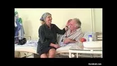 Oynat 70 yaşındaki bir çifte doktor tarafından seks yapmaları istendi