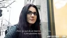 Afspelen Magere brunette met bril slikt geen sperma in omdat ze schaars is
