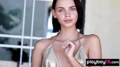 Reproducir Nena morena delgada Lilit Ariel expone sus pequeñas tetas en solitario Striptease