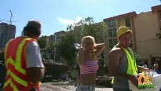 Jouer Blonde pénétrée par un mauvais homme fait une pipe xxx