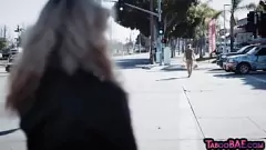 تشغيل تتمتع أشقر الحمار الكبيرة بوس سخيف من الديك الكبير