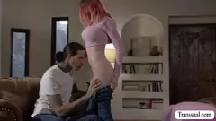 Oynat Busty T-Girl Mimi Oh, kaba bir shemale eyersizin tadını çıkarır