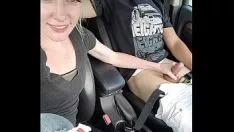 Afspelen De blondine wordt gefilmd wanneer ze een pik zuigt in het verkeer totdat ze ejaculeert in haar mond